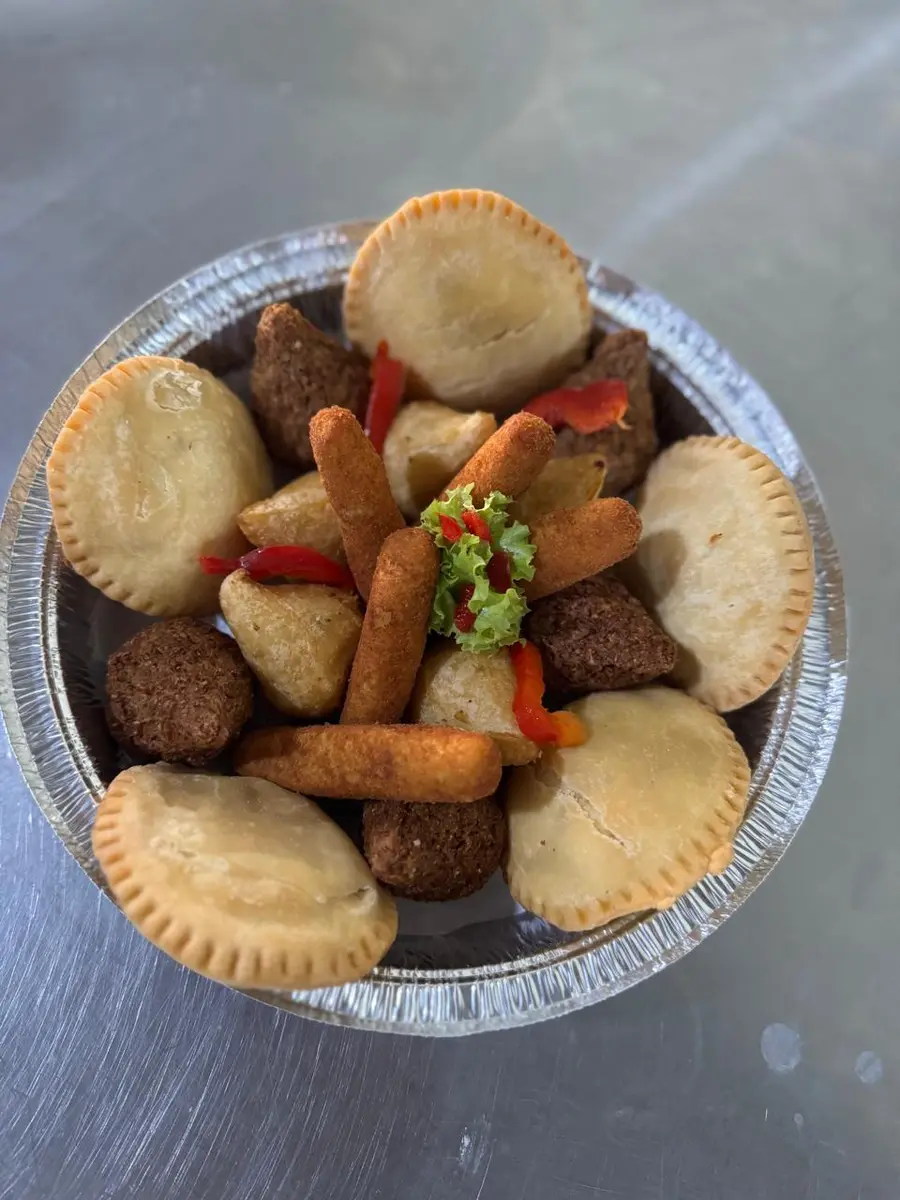 Picadera redonda con pastelitos, kipes y croquetas