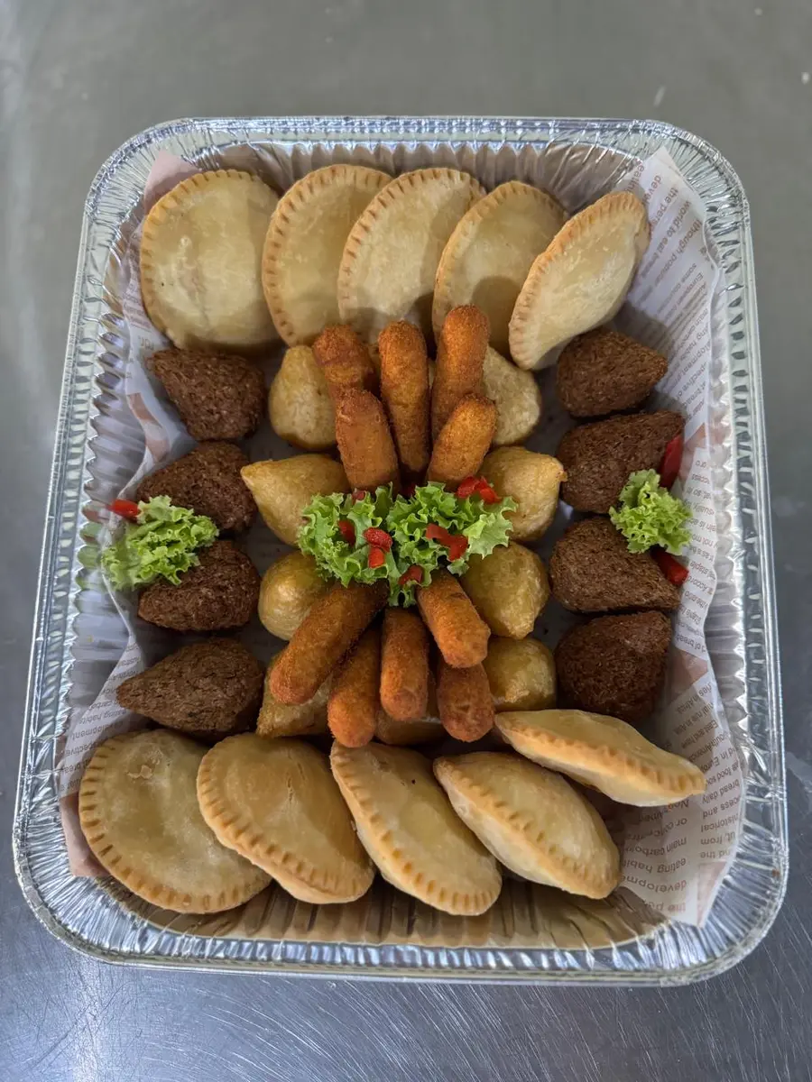 Bandeja de picadera preparada por Maria’s Delicatessen